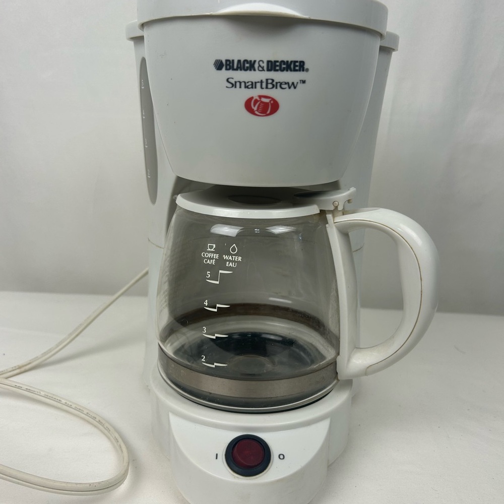 Black & Decker 5 Cup Smart Brew DCM500 Type 1 White 120V 60Hz 650W Tested